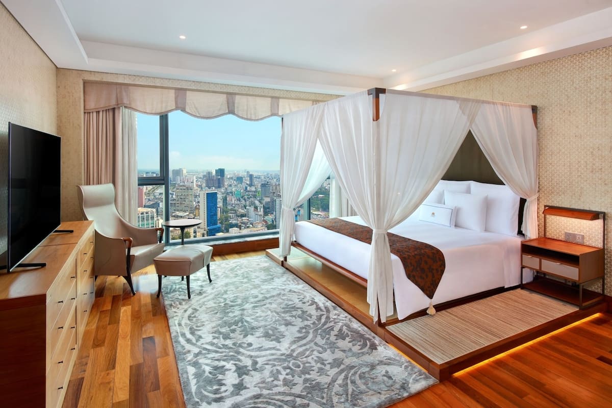 Designer Suite, Club Lounge Access, Free Minibar, City or River View | Sábanas italianas Frette, ropa de cama de alta calidad y edredón