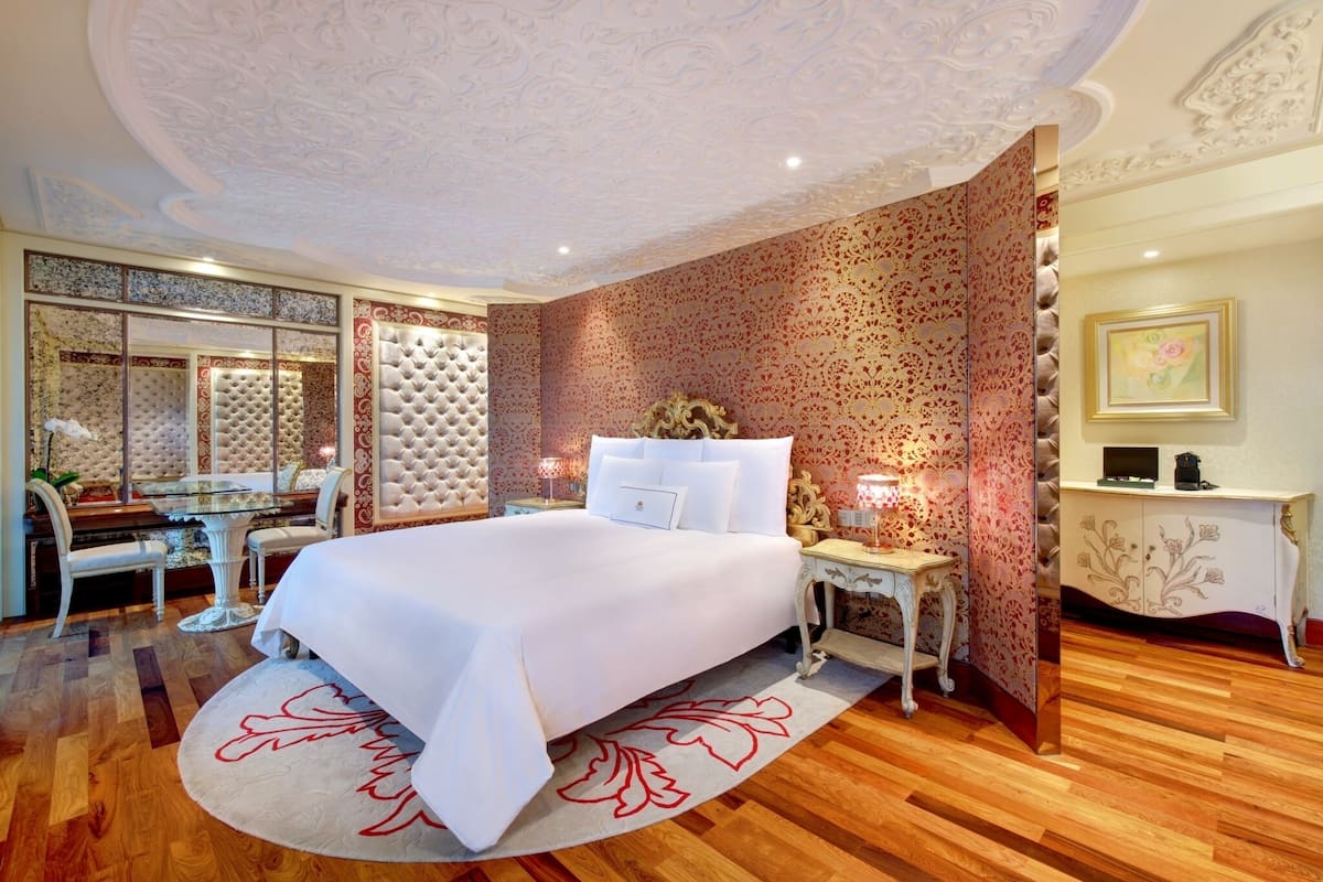 Romance Suite, Club Lounge Access, Free Minibar, City or River View | Lenzuola Frette, biancheria da letto di alta qualità