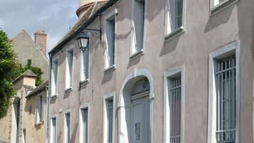 Una hilera de edificios históricos con una calle empedrada.