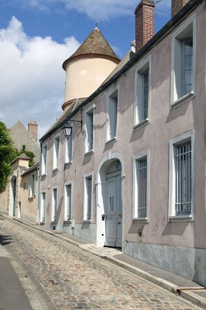 Une rangée de bâtiments historiques bordant une rue pavée.