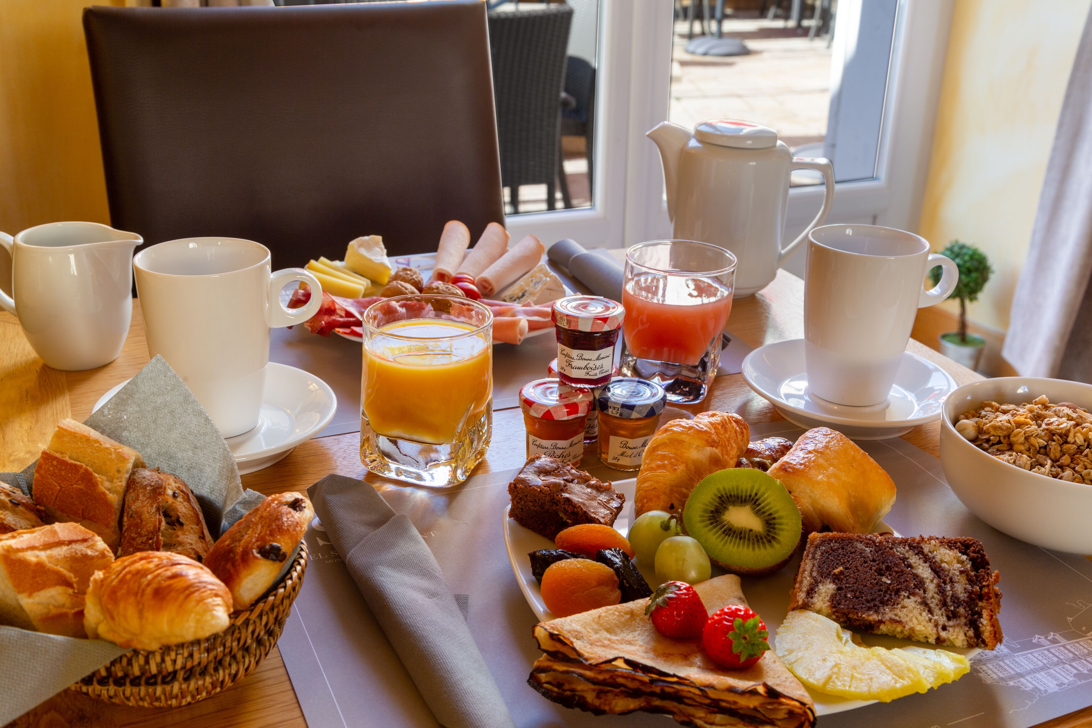 daily buffet breakfast (eur 22 per person)