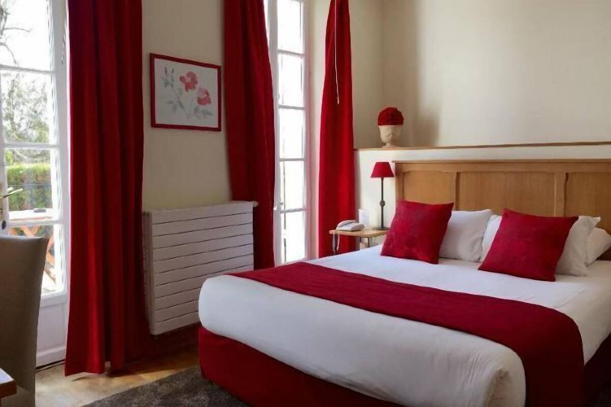 Een minibar, een kluis op de kamer, een bureau, gratis wifi