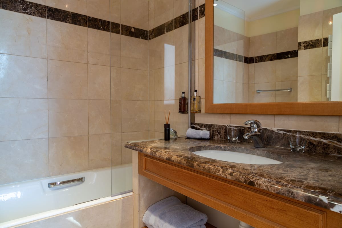 free toiletries, towels