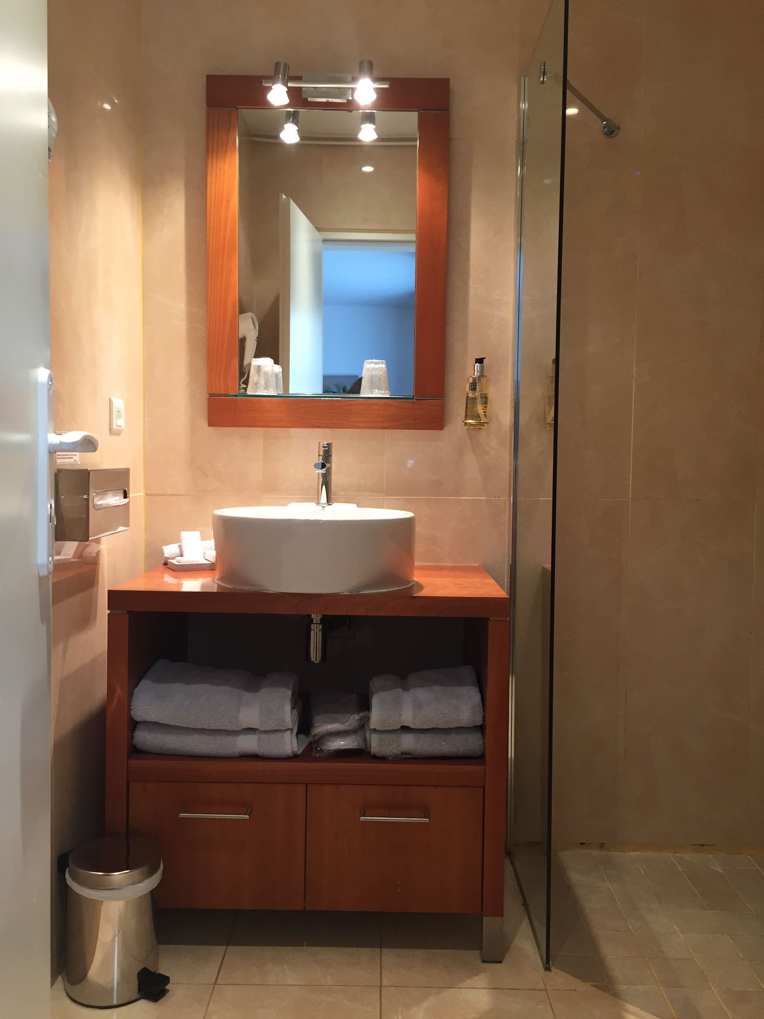 free toiletries, towels