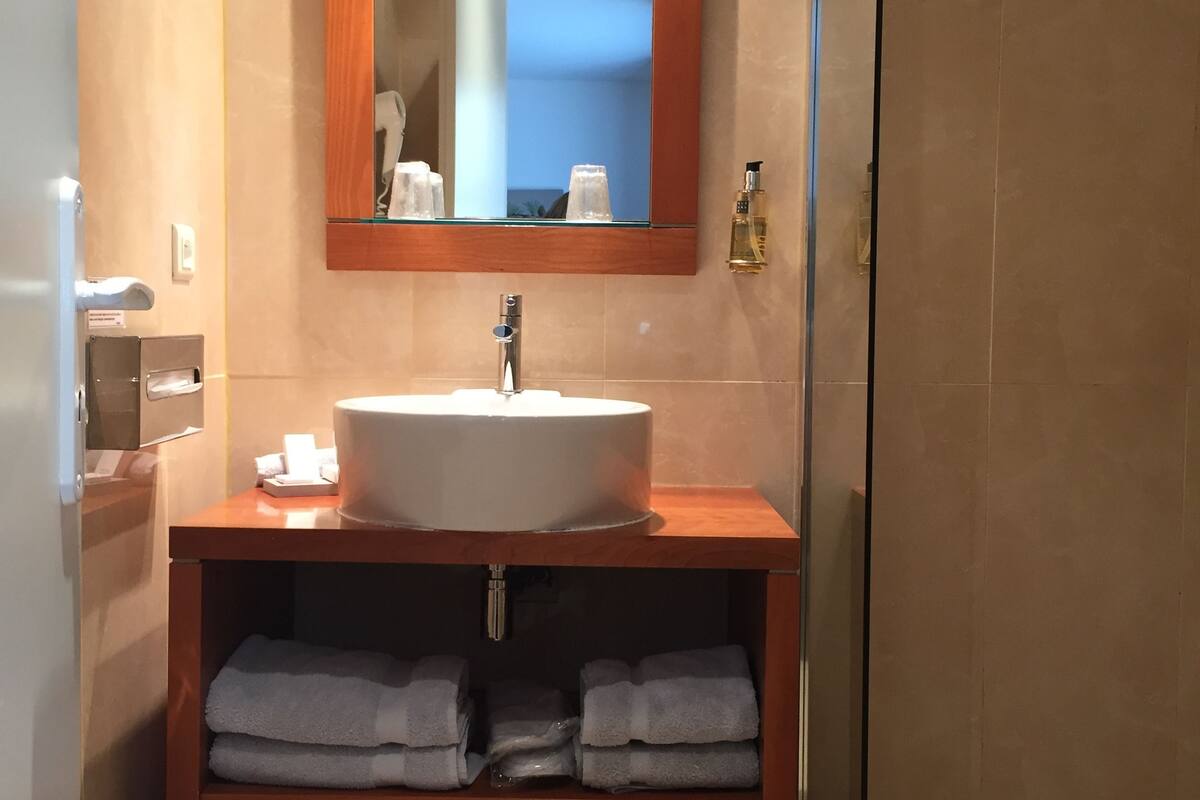 free toiletries, towels