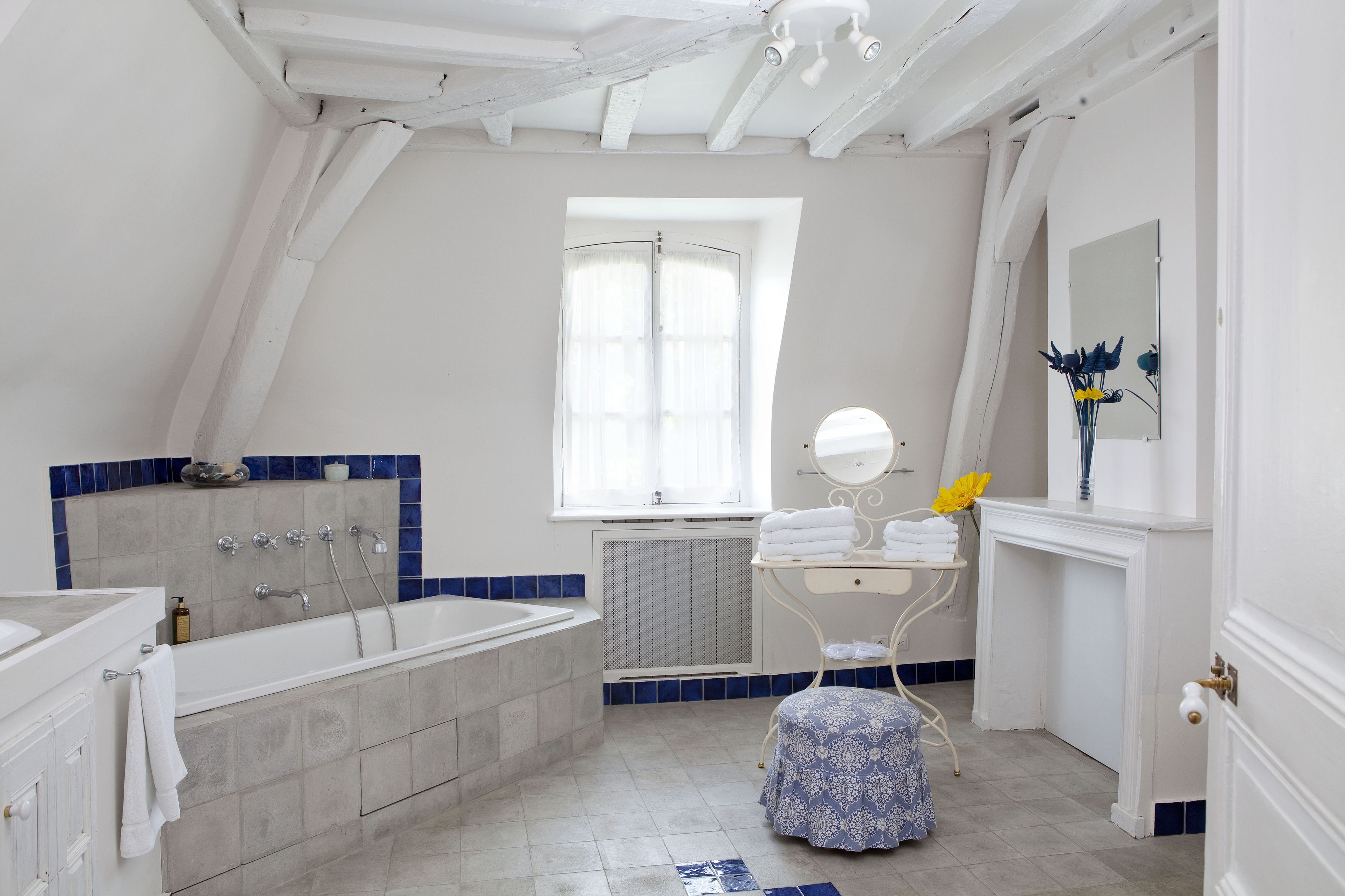 free toiletries, towels