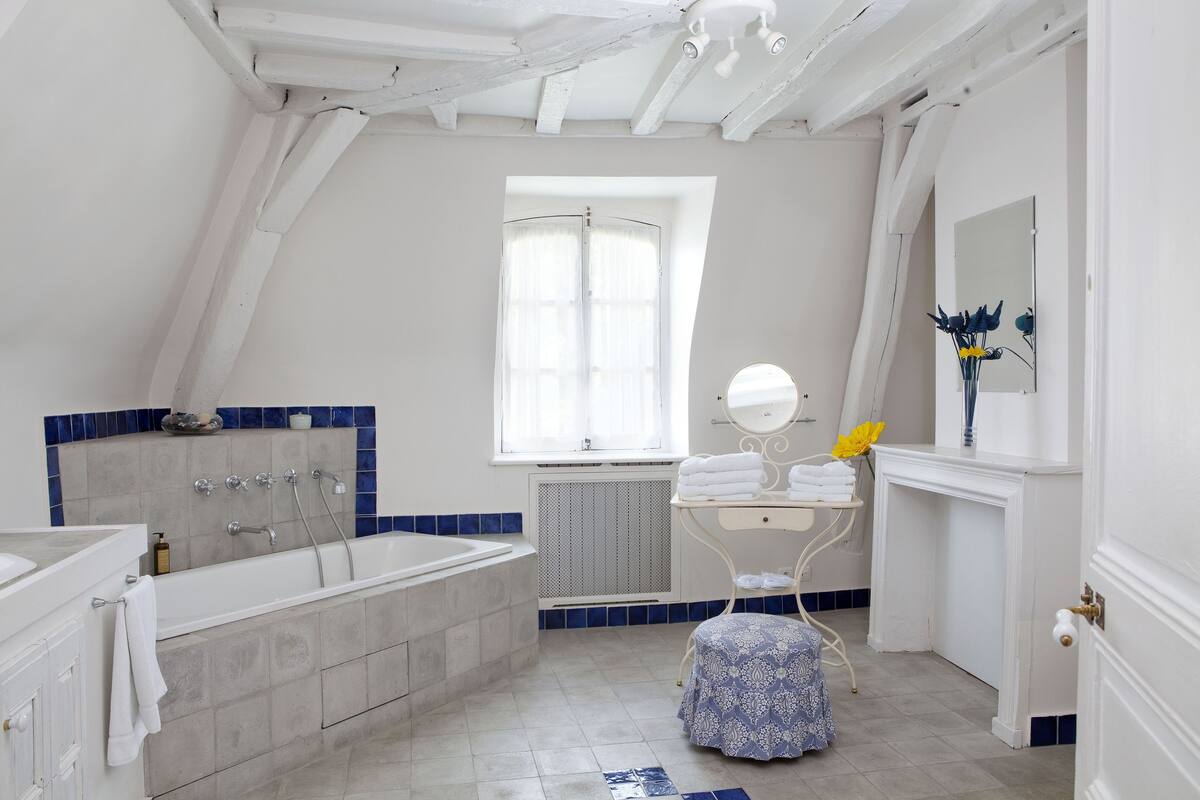 free toiletries, towels