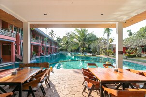 Se sirven desayunos y almuerzos; cocina tailandesa; junto a la piscina