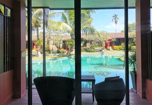 Quarto, acesso à piscina | Vista da sacada