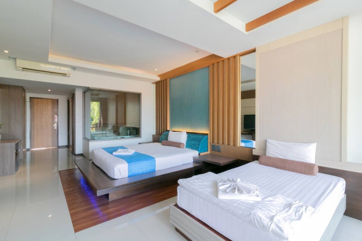 Room, Pool Access | Bar mini, peti besi dalam bilik, meja, langsir/tirai gelap terus