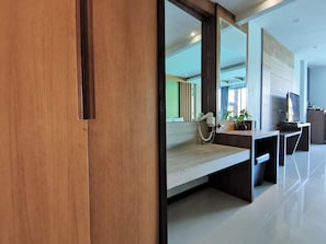 Zimmer, Poolzugang | Minibar, Zimmersafe, Schreibtisch, Verdunkelungsvorhänge
