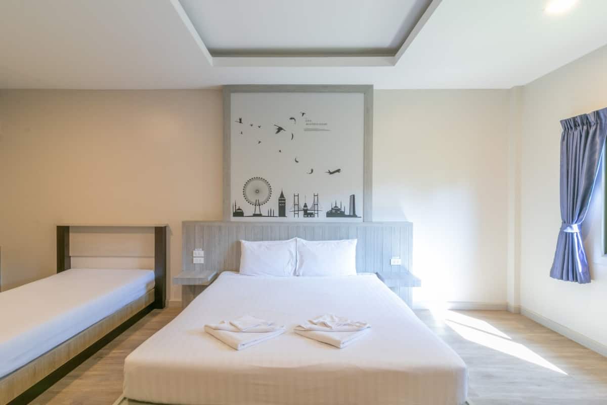 Standard Double Room | Bar mini, peti besi dalam bilik, meja, langsir/tirai gelap terus