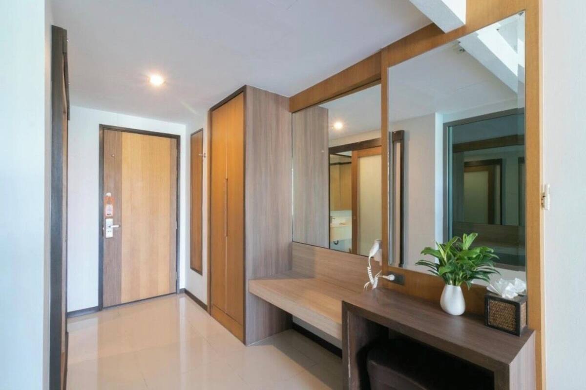 Deluxe Pool Access Triple | 客房内商务中心