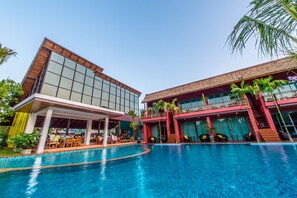 Quarto, acesso à piscina | Vista do quarto