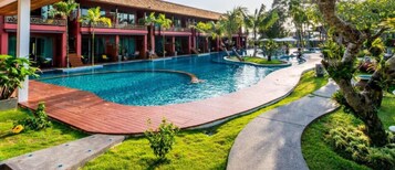 Una piscina al aire libre, sombrillas, sillones reclinables de piscina