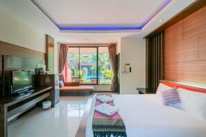 Habitación, vistas a la piscina | Minibar, caja fuerte, escritorio y cortinas opacas