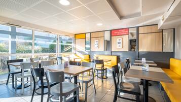 Desayuno buffet todos los días (con cargo)