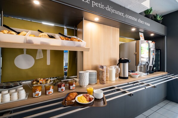 Petit déjeuner buffet servi tous les jours en supplément
