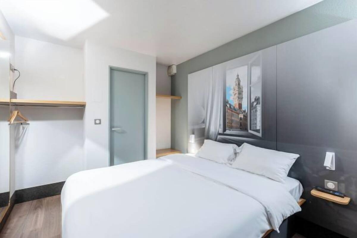 Premium bedding, down duvets, desk, soundproofing