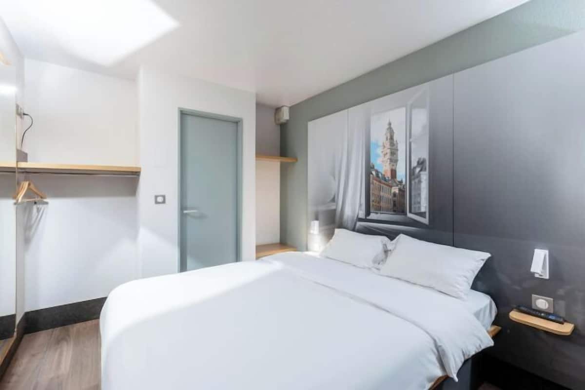 Seprai premium, selimut bulu angsa, meja kerja, dan kedap suara