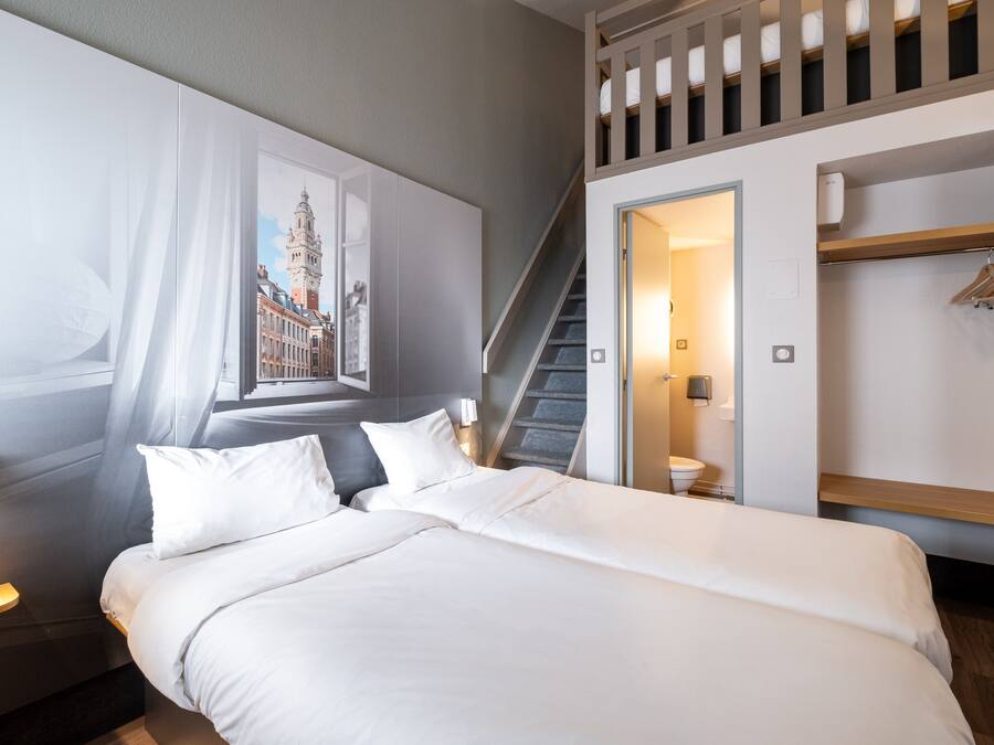 Vierpersoonskamer, niet-roken | Luxe beddengoed, donsdekens, een bureau, geluiddichte muren