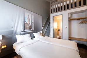 Chambre Quadruple, non-fumeurs | Literie de qualité supérieure, couette en duvet d'oie, bureau