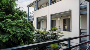 Un edificio moderno con balcón y varias ventanas.