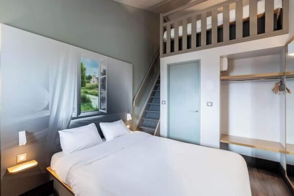 Premium bedding, down duvets, desk, soundproofing