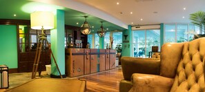 2 bars/lounges