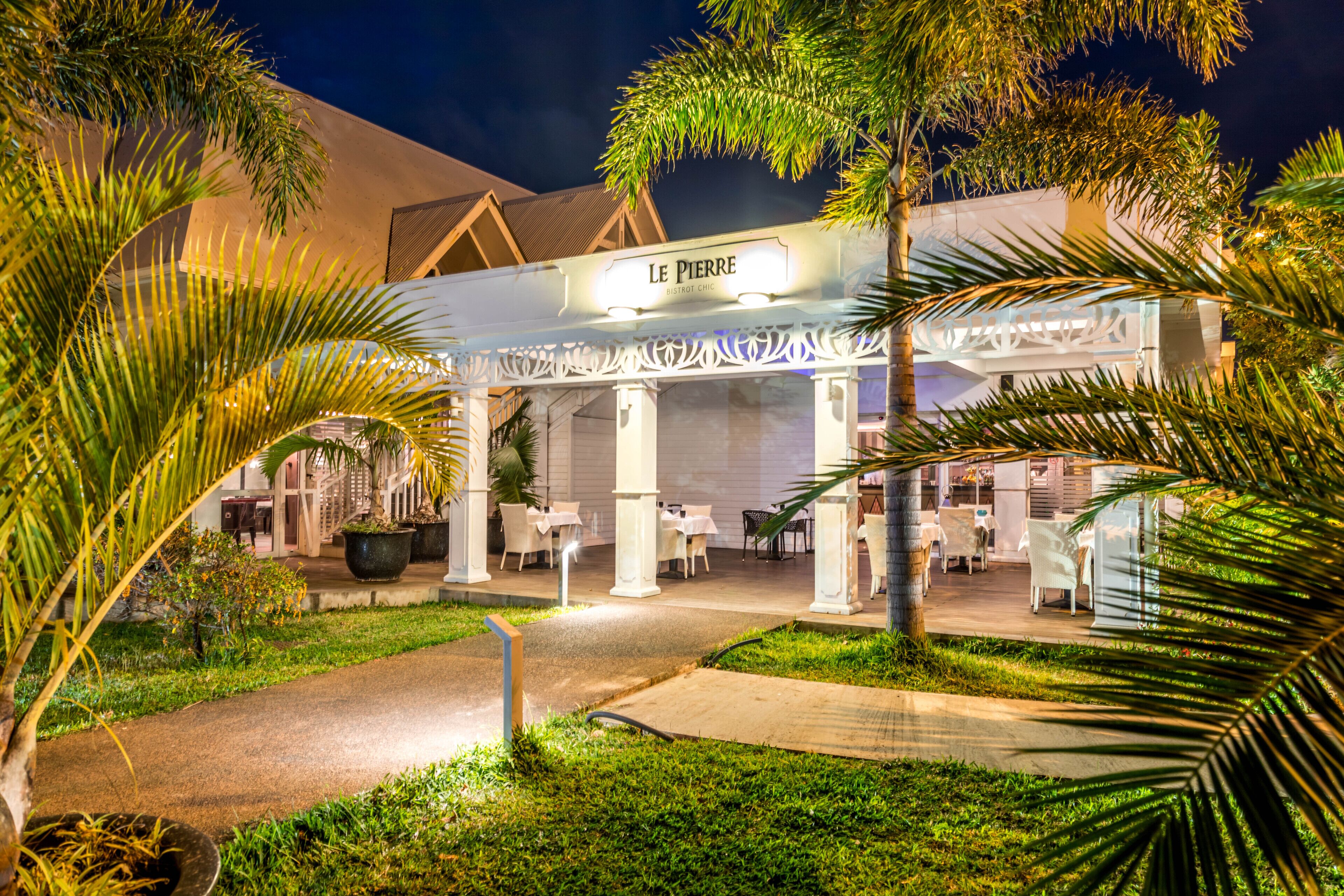 2 restaurants, dinner served, french cuisine