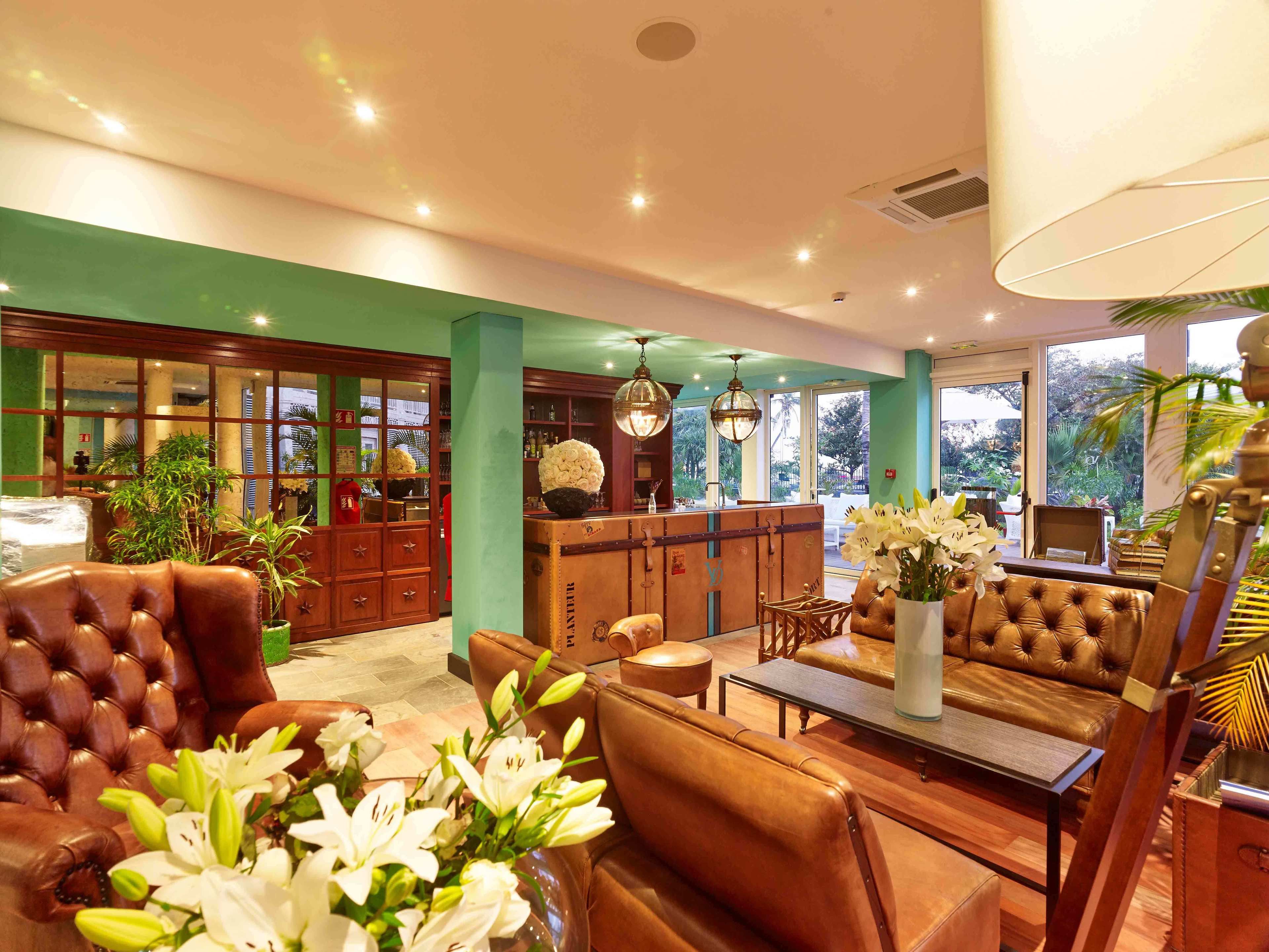 2 restaurants, dinner served, French cuisine