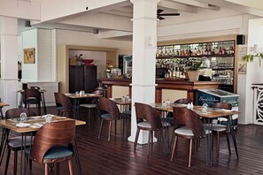 Bar junto a la alberca