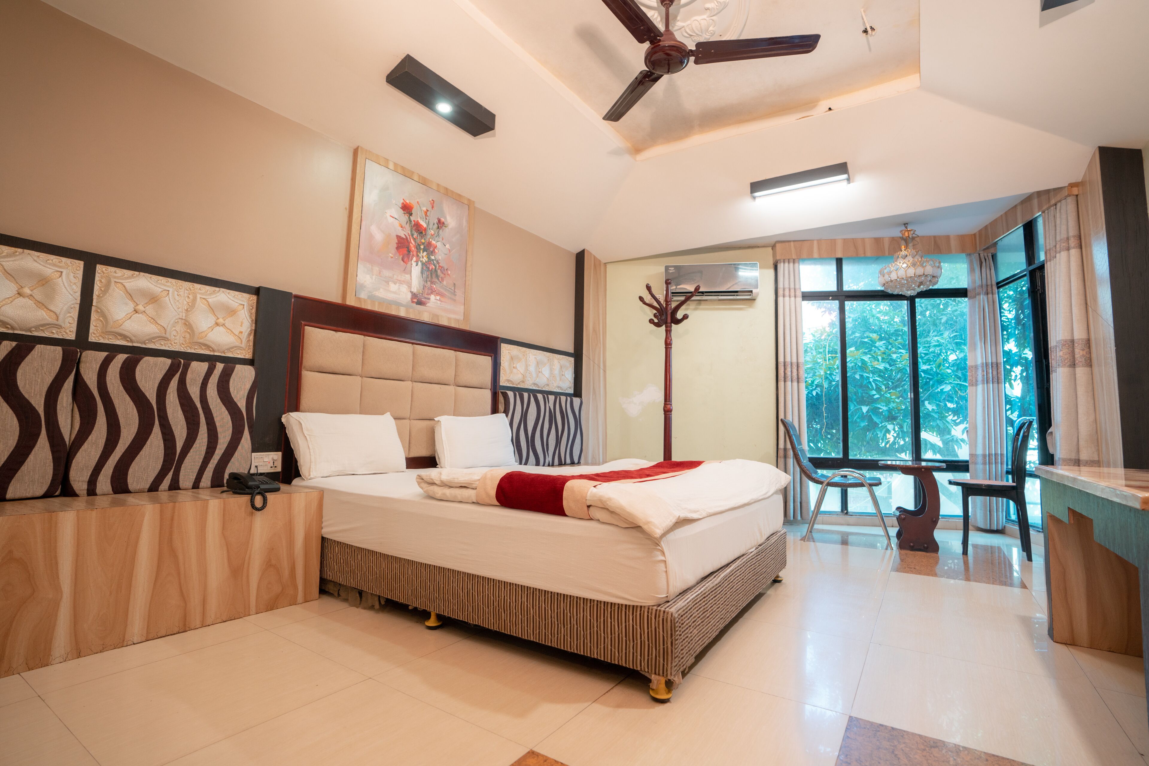 Ropa de cama de alta calidad y caja de seguridad en la habitación 