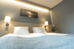 Habitación doble, 2 camas individuales | Escritorio, espacio para trabajar con laptop y cortinas blackout