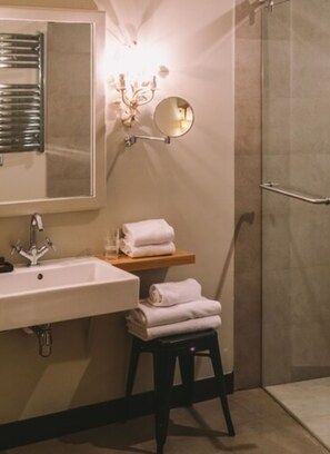 Double Room | Bathroom | Free toiletries, hair dryer, slippers, towels - Banys Orientals (Barcelona)