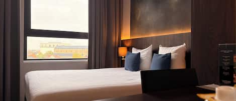 City Double | Hypo-allergenic bedding, in-room safe, desk, laptop workspace
