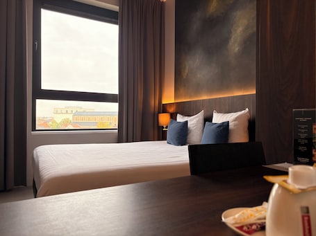 City Double | Hypo-allergenic bedding, in-room safe, desk, laptop workspace