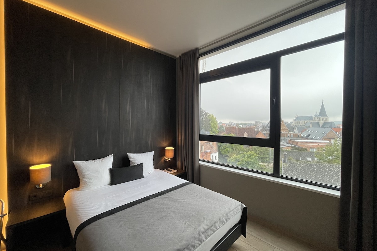 city comfort | 1 bedroom, hypo-allergenic bedding, minibar, in-room safe