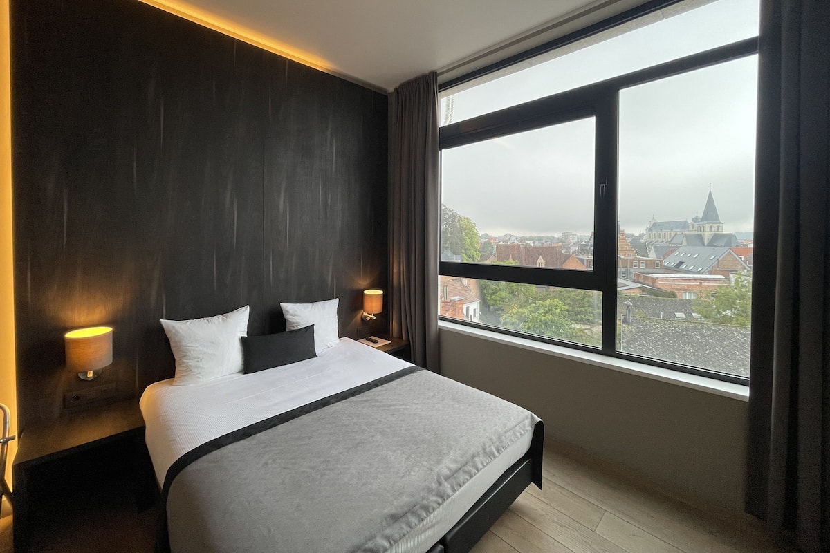 City Comfort | Hypo-allergenic bedding, minibar, in-room safe, desk