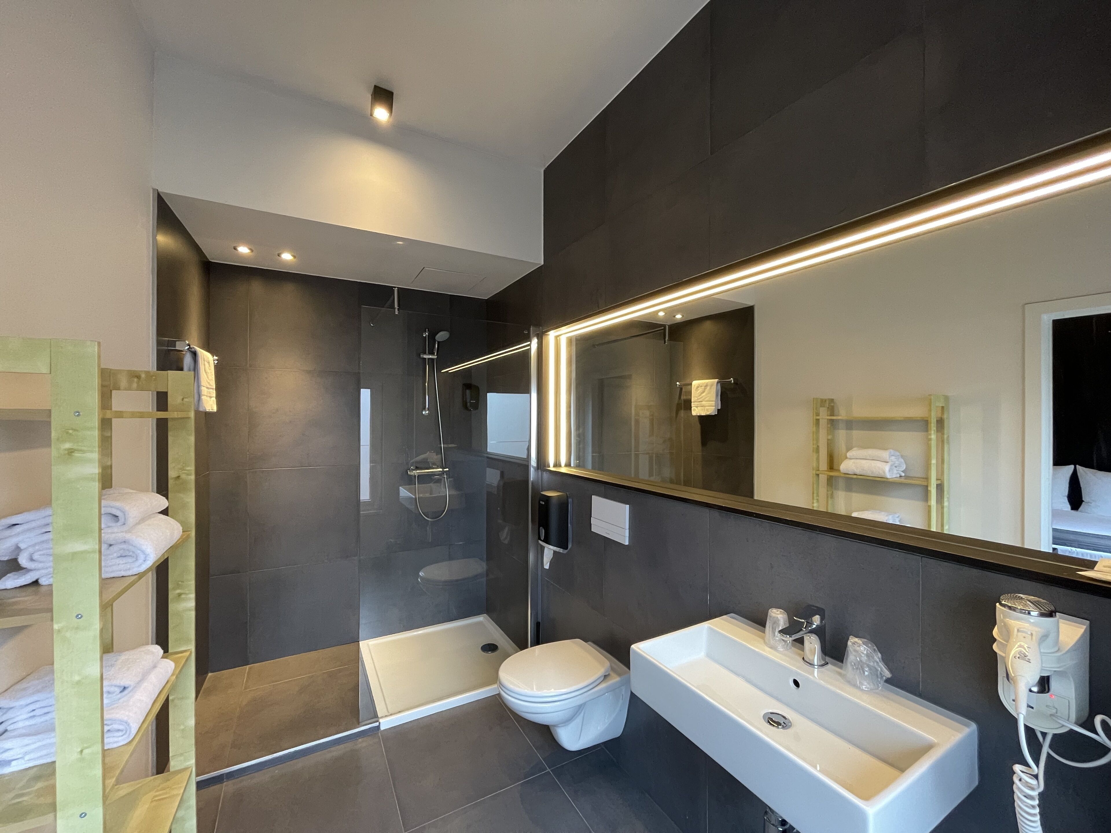 studio elisabeth | bathroom | shower, free toiletries, hair dryer, towels