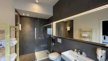 Studio Elisabeth | Bathroom | Shower, free toiletries, hair dryer, towels