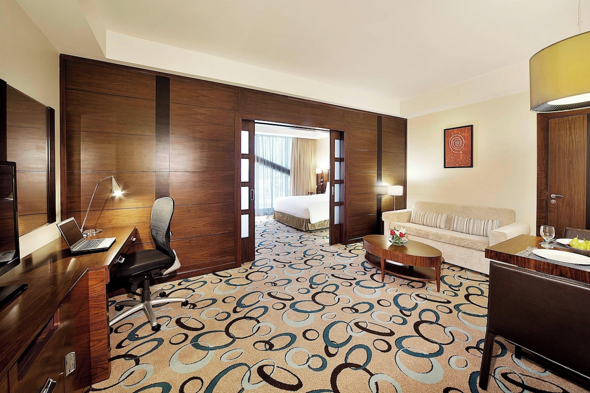 Suite, Non Smoking | 1 bedroom, desk, soundproofing, iron/ironing board
