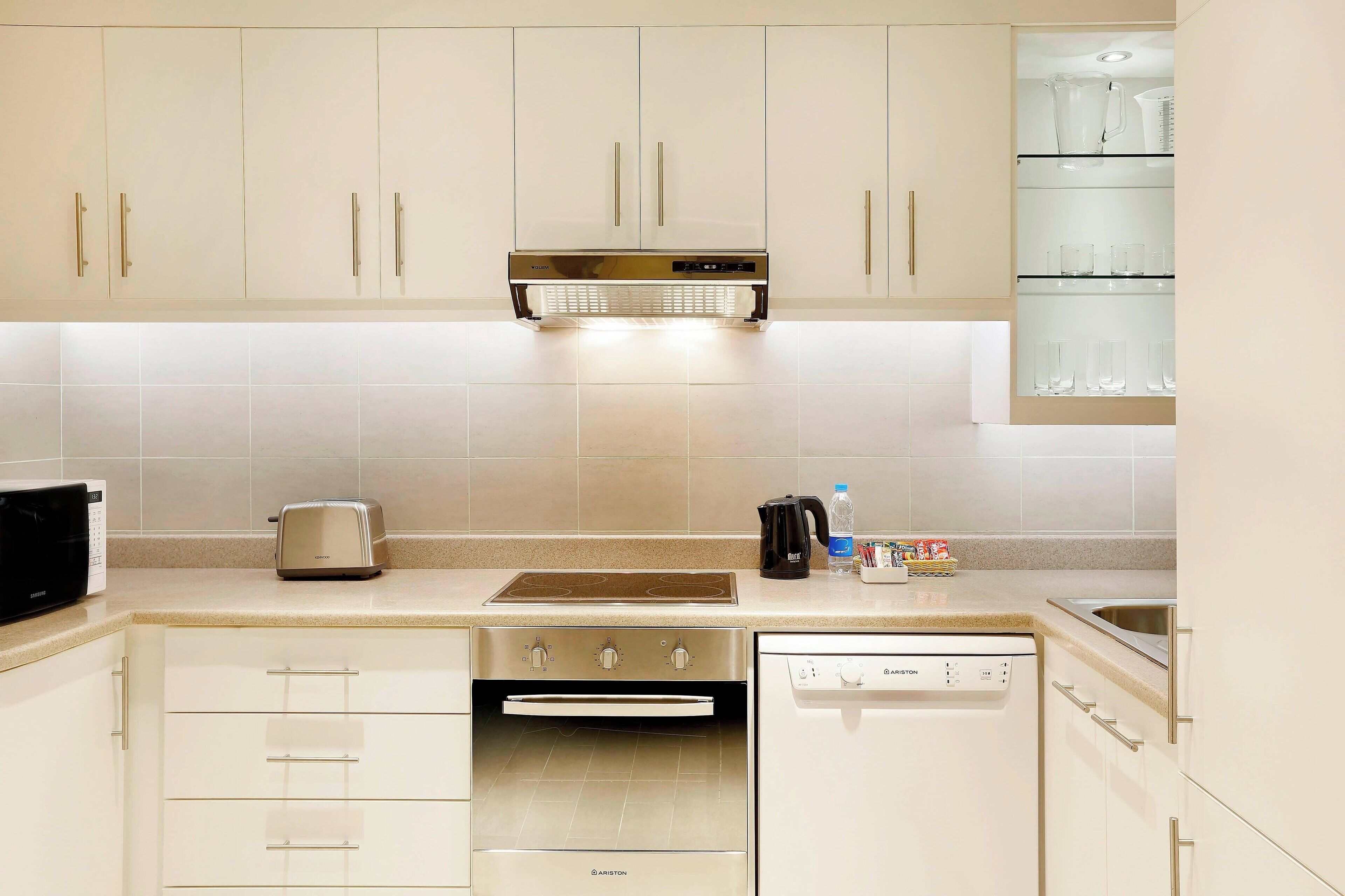 suite, 1 double bed | desk, soundproofing, iron/ironing board, cots/infant beds