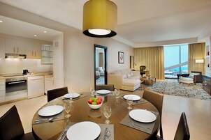 Suite, 1 Double Bed | Desk, soundproofing, iron/ironing board, cribs/infant beds