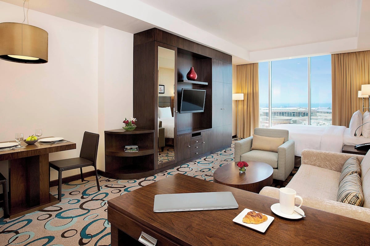 Studio Suite, 1 King Bed, Non Smoking | 1 bedroom, desk, soundproofing, iron/ironing board