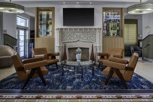 Un hall con chimenea, zona de estar y bar.
