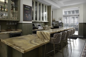 Bar (trong khuôn viên)