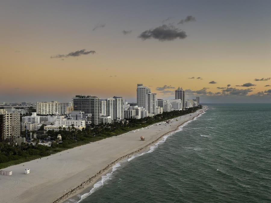 Perto da praia, espreguiçadeiras