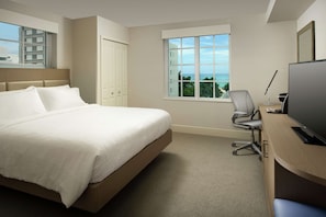 In-room safe, desk, free cribs/infant beds, free WiFi - Hilton Garden Inn Miami South Beach (Miami Beach)