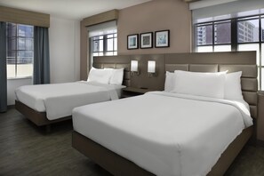 In-room safe, desk, free cots/infant beds, free WiFi - Hilton Garden Inn Miami South Beach (Miami Beach)